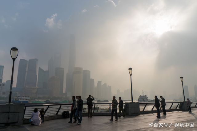 大雾弥漫上海滩!陆家嘴上空雾气蒙蒙,别有景致